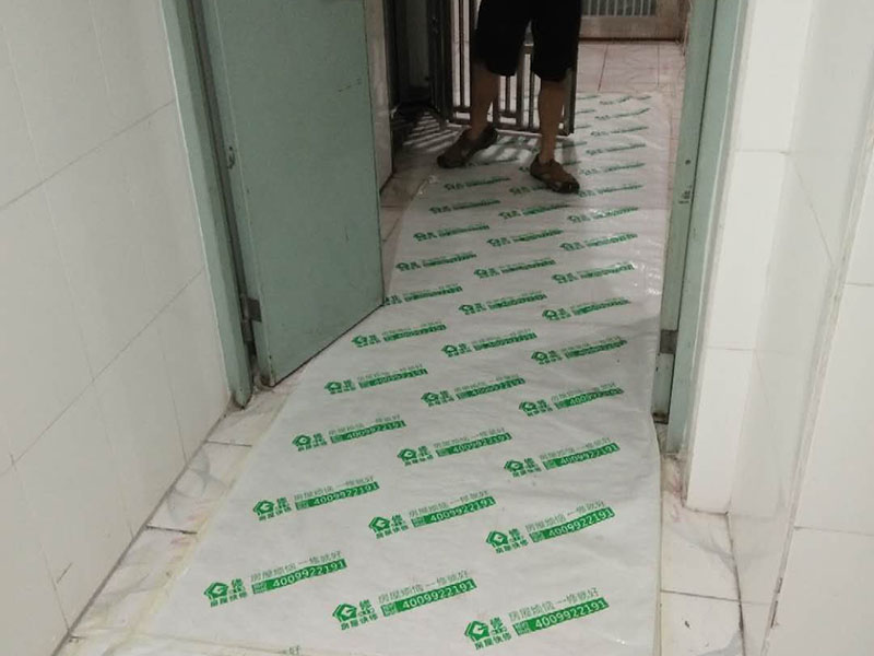 地面保護(hù)建渣處理：一、入戶門的保護(hù) 各種裝修物料的進(jìn)場(chǎng)以及各種建筑裝修的清理，都會(huì)經(jīng)過(guò)入戶門，這些物品在搬運(yùn)的過(guò)程中，與入戶門發(fā)生磕碰、摩擦的機(jī)率大大增加，第一個(gè)需要做好成品保護(hù)的地方就是我們的入戶門。 二、水電改造時(shí)的保護(hù) 1、電路改造的時(shí)候，能開(kāi)槽的地方盡量開(kāi)槽。 2、不能開(kāi)槽的地方一定要做好固定和保護(hù)。 3、下水管要封好 。4、對(duì)裸露的線頭盡量進(jìn)行包裹。  三、瓷磚、地板的鋪貼保護(hù) 瓷磚、地板的鋪裝，也屬于基礎(chǔ)裝修的部分，經(jīng)常發(fā)現(xiàn)瓷磚施工時(shí)和施工后都沒(méi)有做成品保護(hù)工作。 