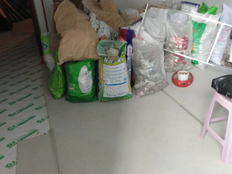 地面保護(hù)建渣處理：一、入戶門的保護(hù) 各種裝修物料的進(jìn)場(chǎng)以及各種建筑裝修的清理，都會(huì)經(jīng)過(guò)入戶門，這些物品在搬運(yùn)的過(guò)程中，與入戶門發(fā)生磕碰、摩擦的機(jī)率大大增加，第一個(gè)需要做好成品保護(hù)的地方就是我們的入戶門。 二、水電改造時(shí)的保護(hù) 1、電路改造的時(shí)候，能開(kāi)槽的地方盡量開(kāi)槽。 2、不能開(kāi)槽的地方一定要做好固定和保護(hù)。 3、下水管要封好 。4、對(duì)裸露的線頭盡量進(jìn)行包裹。  三、瓷磚、地板的鋪貼保護(hù) 瓷磚、地板的鋪裝，也屬于基礎(chǔ)裝修的部分，經(jīng)常發(fā)現(xiàn)瓷磚施工時(shí)和施工后都沒(méi)有做成品保護(hù)工作。 
