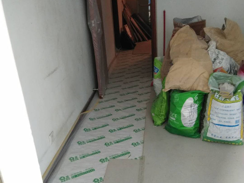 地面保護(hù)建渣處理：一、入戶門的保護(hù) 各種裝修物料的進(jìn)場(chǎng)以及各種建筑裝修的清理，都會(huì)經(jīng)過(guò)入戶門，這些物品在搬運(yùn)的過(guò)程中，與入戶門發(fā)生磕碰、摩擦的機(jī)率大大增加，第一個(gè)需要做好成品保護(hù)的地方就是我們的入戶門。 二、水電改造時(shí)的保護(hù) 1、電路改造的時(shí)候，能開(kāi)槽的地方盡量開(kāi)槽。 2、不能開(kāi)槽的地方一定要做好固定和保護(hù)。 3、下水管要封好 。4、對(duì)裸露的線頭盡量進(jìn)行包裹。  三、瓷磚、地板的鋪貼保護(hù) 瓷磚、地板的鋪裝，也屬于基礎(chǔ)裝修的部分，經(jīng)常發(fā)現(xiàn)瓷磚施工時(shí)和施工后都沒(méi)有做成品保護(hù)工作。 