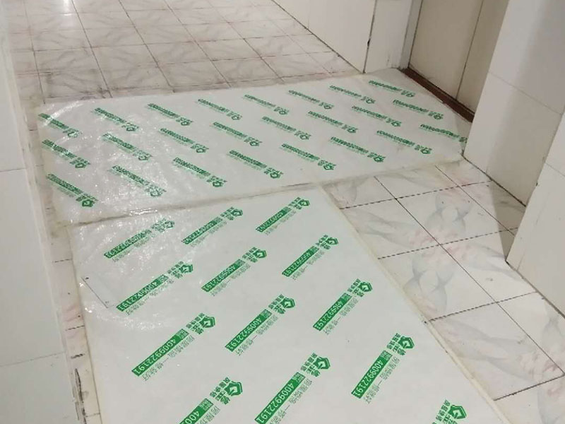 地面保護(hù)建渣處理：一、入戶門的保護(hù) 各種裝修物料的進(jìn)場(chǎng)以及各種建筑裝修的清理，都會(huì)經(jīng)過(guò)入戶門，這些物品在搬運(yùn)的過(guò)程中，與入戶門發(fā)生磕碰、摩擦的機(jī)率大大增加，第一個(gè)需要做好成品保護(hù)的地方就是我們的入戶門。 二、水電改造時(shí)的保護(hù) 1、電路改造的時(shí)候，能開(kāi)槽的地方盡量開(kāi)槽。 2、不能開(kāi)槽的地方一定要做好固定和保護(hù)。 3、下水管要封好 。4、對(duì)裸露的線頭盡量進(jìn)行包裹。  三、瓷磚、地板的鋪貼保護(hù) 瓷磚、地板的鋪裝，也屬于基礎(chǔ)裝修的部分，經(jīng)常發(fā)現(xiàn)瓷磚施工時(shí)和施工后都沒(méi)有做成品保護(hù)工作。 