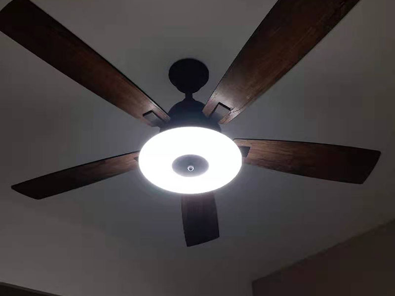吊扇燈安裝：首先要使電路斷電，請拆下相應(yīng)的保險(xiǎn)絲或使相應(yīng)斷路器跳閘。另外，您也可以操作總開關(guān)以切斷家里的總電源。從天花板上拆下原來的燈具。大多數(shù)燈具都使用螺栓或螺釘固定在天花板上，拆下蓋板后可斷開連接。在大多數(shù)家庭中，電路中有兩根線，燈具中有三根線。將黑線和黑線相連、白線和白線相連，然后將剩余的接地線(裸線或綠線)連接到金屬接線盒中或制造商建議的其他位置。使用接線螺母進(jìn)行連接，并在連接后檢查是否牢固。