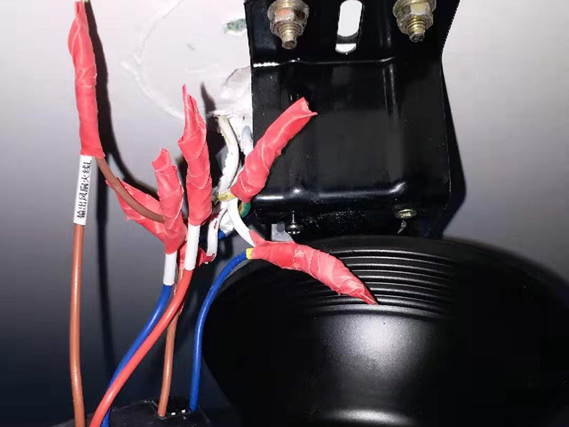 吊扇燈安裝：首先要使電路斷電，請拆下相應(yīng)的保險(xiǎn)絲或使相應(yīng)斷路器跳閘。另外，您也可以操作總開關(guān)以切斷家里的總電源。從天花板上拆下原來的燈具。大多數(shù)燈具都使用螺栓或螺釘固定在天花板上，拆下蓋板后可斷開連接。在大多數(shù)家庭中，電路中有兩根線，燈具中有三根線。將黑線和黑線相連、白線和白線相連，然后將剩余的接地線(裸線或綠線)連接到金屬接線盒中或制造商建議的其他位置。使用接線螺母進(jìn)行連接，并在連接后檢查是否牢固。