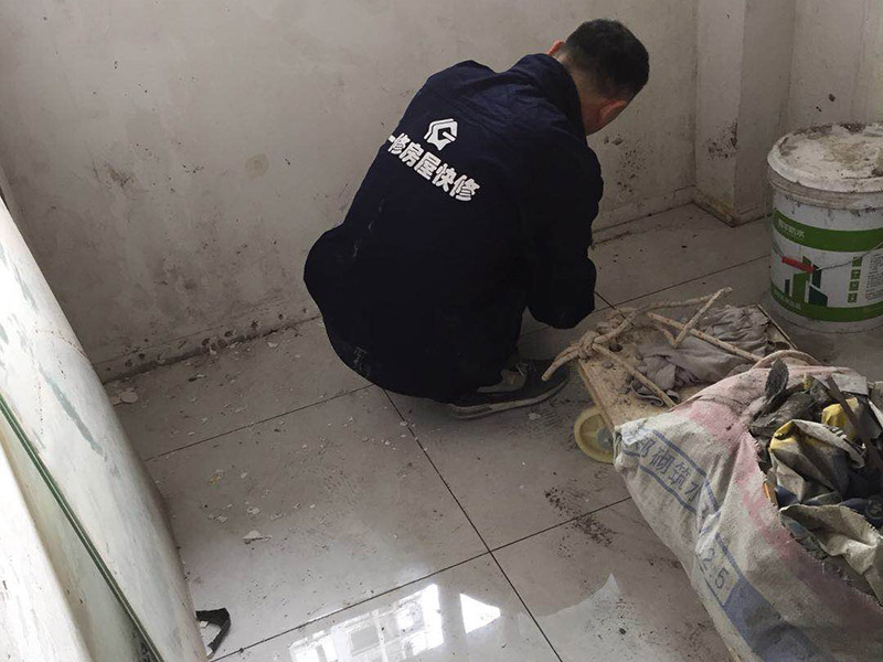 浴室墻磚更換：鋪瓷磚的順序其實(shí)也是有不少講究的，鋪地磚的時(shí)候應(yīng)該從內(nèi)向外貼，遇到坡度或者有地漏的地方，還要注意排水方向找坡；墻面磚的鋪貼應(yīng)該從下向上進(jìn)行。為了最后的鋪貼效果美觀，最底層的瓷磚要最后貼；墻面磚鋪貼結(jié)束以后還要壓地磚。 這里要注意的是，貼瓷磚的時(shí)候不能一面墻貼到頂，否則由于瓷磚較重容易引起脫落。鋪好了地磚盡量不要去踩。