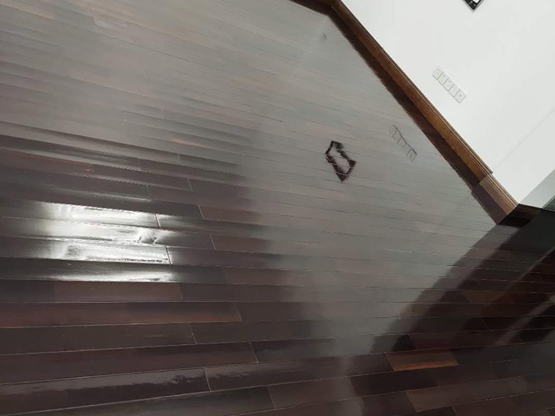 地板保養(yǎng)打蠟：首先不是所有的地板都是有需要打蠟保養(yǎng)的，強化地板就是不需要打蠟的。它是分為了耐磨層、基材層和底層三層結合成的。表層耐磨層為三氧化二鋁，具有較高的耐磨性和防護性，因此相對于實木等其他地板，強化地板的表層本身保護比較嚴實，不需要“多此一舉”。 很多人認為打蠟時，越多蠟越好，其實這個是很大的誤區(qū)。如果是用蠟過多，反而因為縫隙填滿太多而影響美觀，還有可能會造成也拋光不勻，直接影響了地板亮度。所以只要用適當的用一些蠟就夠了，而且地板打蠟也不是越頻繁越好，一般實木地板隔半年打一次即可。