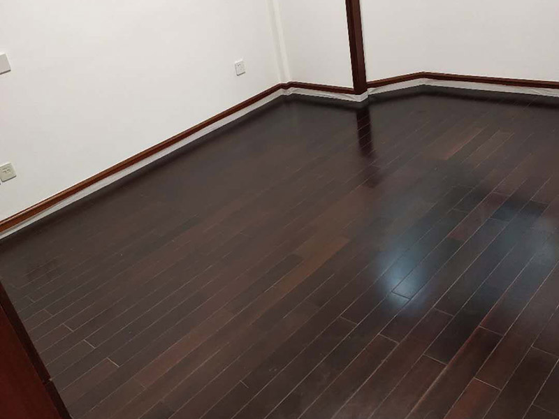地板保養(yǎng)打蠟：首先不是所有的地板都是有需要打蠟保養(yǎng)的，強化地板就是不需要打蠟的。它是分為了耐磨層、基材層和底層三層結合成的。表層耐磨層為三氧化二鋁，具有較高的耐磨性和防護性，因此相對于實木等其他地板，強化地板的表層本身保護比較嚴實，不需要“多此一舉”。 很多人認為打蠟時，越多蠟越好，其實這個是很大的誤區(qū)。如果是用蠟過多，反而因為縫隙填滿太多而影響美觀，還有可能會造成也拋光不勻，直接影響了地板亮度。所以只要用適當的用一些蠟就夠了，而且地板打蠟也不是越頻繁越好，一般實木地板隔半年打一次即可。