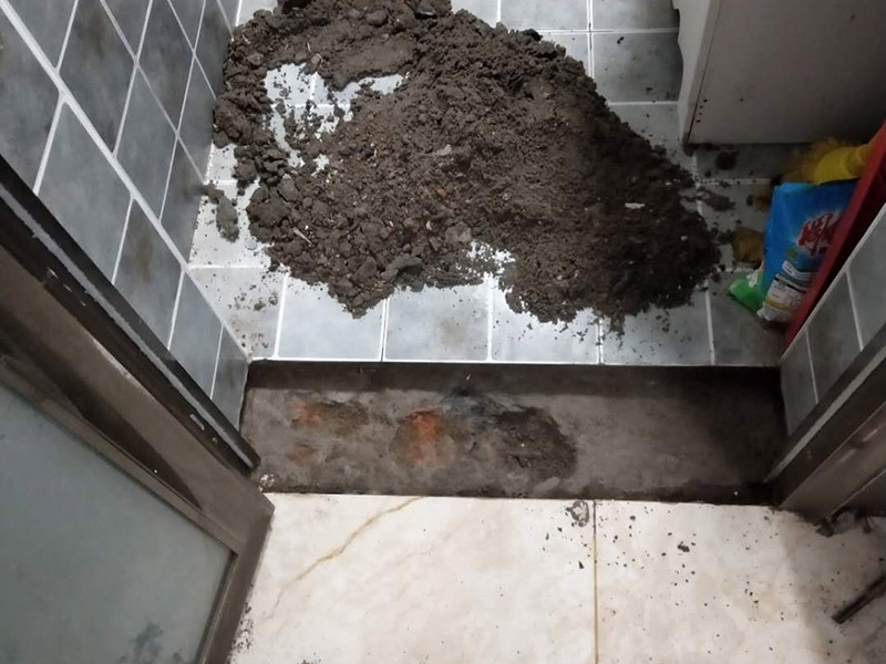 門檻石更換安裝：讓瓦工用切割機(jī)沿著大理石的邊口（縫隙）切割，然后用榔頭砸掉，再清除剩下的石材碎片就行了。當(dāng)兩個空間（例如房間）地面所用的材料質(zhì)地不同時，特別是兩種材料無法互相收口。利用門檻石分別給兩種材料收口（交圈）。這種交圈在施工中的許多地方、許多工種都廣泛運用。比如你說的廚房與外面的房間，由于廚房多數(shù)采用地磚，其他房間則不一定是地磚，可能是地板；而地磚鋪設(shè)到門邊時往往不是整數(shù)（模數(shù)）；假設(shè)地板也是垂直與門的，這樣在兩者之間放置一塊條形石材，既可以將地磚的拼縫遮擋住，也可以遮擋住地板的拼縫。兩種材料之間有一個過度。行話說：“交圈了”。