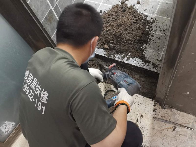 門檻石更換安裝：讓瓦工用切割機(jī)沿著大理石的邊口（縫隙）切割，然后用榔頭砸掉，再清除剩下的石材碎片就行了。當(dāng)兩個空間（例如房間）地面所用的材料質(zhì)地不同時，特別是兩種材料無法互相收口。利用門檻石分別給兩種材料收口（交圈）。這種交圈在施工中的許多地方、許多工種都廣泛運用。比如你說的廚房與外面的房間，由于廚房多數(shù)采用地磚，其他房間則不一定是地磚，可能是地板；而地磚鋪設(shè)到門邊時往往不是整數(shù)（模數(shù)）；假設(shè)地板也是垂直與門的，這樣在兩者之間放置一塊條形石材，既可以將地磚的拼縫遮擋住，也可以遮擋住地板的拼縫。兩種材料之間有一個過度。行話說：“交圈了”。