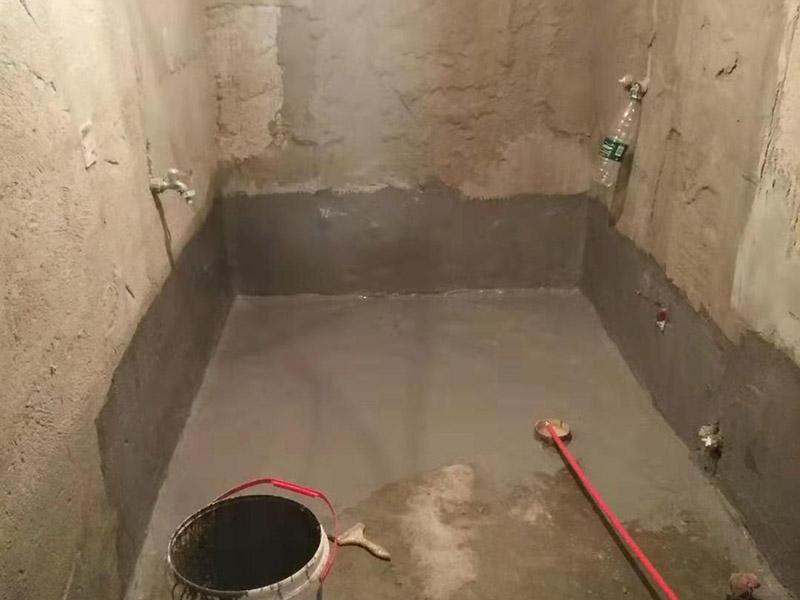 衛(wèi)生間刷防水：首先要進行地面處理，確保地面干凈，沒有任何雜物污染，基層表面堅實，無脫皮等現(xiàn)象，我們還要進行地面找平，保證地面平整，沒有較大的缺陷和補痕。一般來說，衛(wèi)生間的防水要做到180厘米，非淋浴墻面防水不能低于35厘米。小編建議防水統(tǒng)一做到180厘米。刷涂料不僅要注意高度，還有注意涂刷的厚度，國家規(guī)定防水涂料要涂到1.5毫米厚。防水涂料是要刷兩遍，第二遍涂料是要等第一遍涂料干透之后才能開始刷。