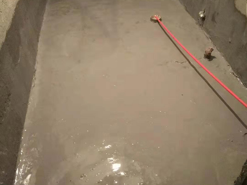 衛(wèi)生間刷防水：首先要進行地面處理，確保地面干凈，沒有任何雜物污染，基層表面堅實，無脫皮等現(xiàn)象，我們還要進行地面找平，保證地面平整，沒有較大的缺陷和補痕。一般來說，衛(wèi)生間的防水要做到180厘米，非淋浴墻面防水不能低于35厘米。小編建議防水統(tǒng)一做到180厘米。刷涂料不僅要注意高度，還有注意涂刷的厚度，國家規(guī)定防水涂料要涂到1.5毫米厚。防水涂料是要刷兩遍，第二遍涂料是要等第一遍涂料干透之后才能開始刷。