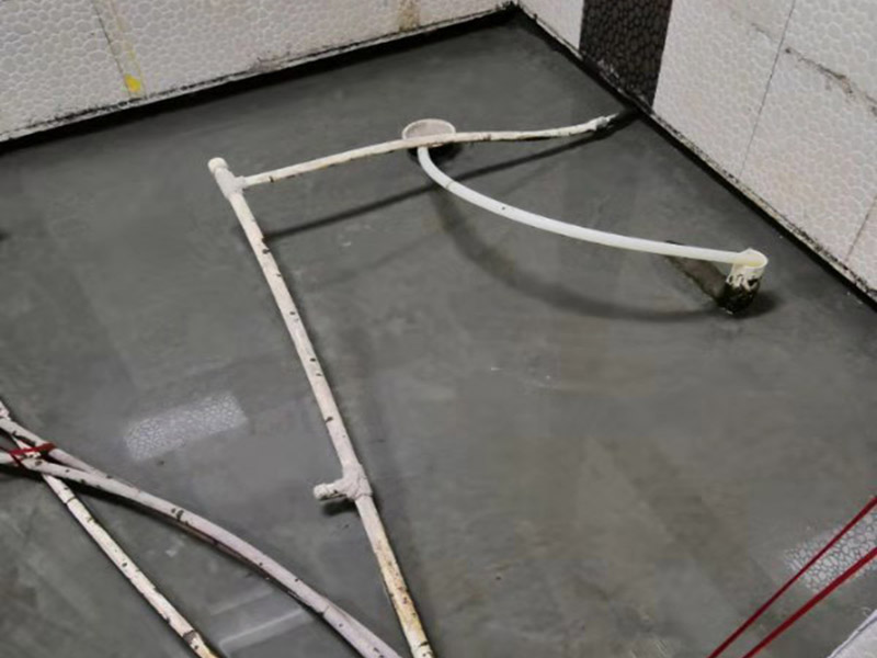 衛(wèi)生間閉水試驗(yàn)：防水施工驗(yàn)收，需要進(jìn)行兩次閉水試驗(yàn)。但是沒(méi)有規(guī)定兩次閉水試驗(yàn)都是在什么時(shí)候做，所以不同地區(qū)、不同裝修公司，做兩次試驗(yàn)的時(shí)間也不同。常見(jiàn)兩種做法： 1.第一次防水試驗(yàn)在防水層施工完成，保護(hù)層施工之前進(jìn)行，這種做法可以及早找出防水層施工的錯(cuò)誤，并及時(shí)進(jìn)行改正。 第二次防水試驗(yàn)在保護(hù)層施工完成后進(jìn)行，這一次試驗(yàn)也是業(yè)主、物業(yè)對(duì)防水工程的驗(yàn)收。 2.第一次防水試驗(yàn)在防水完全施工后（保護(hù)層也施工完成），驗(yàn)收也是在此時(shí)進(jìn)行。 第二次防水試驗(yàn)在地面、潔具施工完成后（入住前）。這樣做的好處，是可以檢查在地面施工時(shí)，是否對(duì)防水層造成了破壞。 無(wú)論使用哪種做法，在發(fā)現(xiàn)防水施工錯(cuò)誤之后，應(yīng)立刻進(jìn)行維修。且維修后應(yīng)該重新做兩次閉水試驗(yàn)。