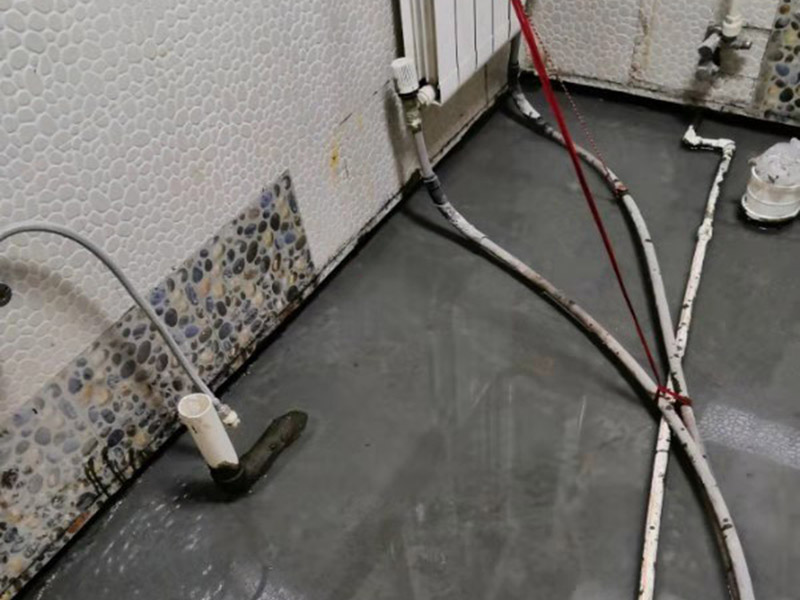 衛(wèi)生間閉水試驗(yàn)：防水施工驗(yàn)收，需要進(jìn)行兩次閉水試驗(yàn)。但是沒(méi)有規(guī)定兩次閉水試驗(yàn)都是在什么時(shí)候做，所以不同地區(qū)、不同裝修公司，做兩次試驗(yàn)的時(shí)間也不同。常見(jiàn)兩種做法： 1.第一次防水試驗(yàn)在防水層施工完成，保護(hù)層施工之前進(jìn)行，這種做法可以及早找出防水層施工的錯(cuò)誤，并及時(shí)進(jìn)行改正。 第二次防水試驗(yàn)在保護(hù)層施工完成后進(jìn)行，這一次試驗(yàn)也是業(yè)主、物業(yè)對(duì)防水工程的驗(yàn)收。 2.第一次防水試驗(yàn)在防水完全施工后（保護(hù)層也施工完成），驗(yàn)收也是在此時(shí)進(jìn)行。 第二次防水試驗(yàn)在地面、潔具施工完成后（入住前）。這樣做的好處，是可以檢查在地面施工時(shí)，是否對(duì)防水層造成了破壞。 無(wú)論使用哪種做法，在發(fā)現(xiàn)防水施工錯(cuò)誤之后，應(yīng)立刻進(jìn)行維修。且維修后應(yīng)該重新做兩次閉水試驗(yàn)。