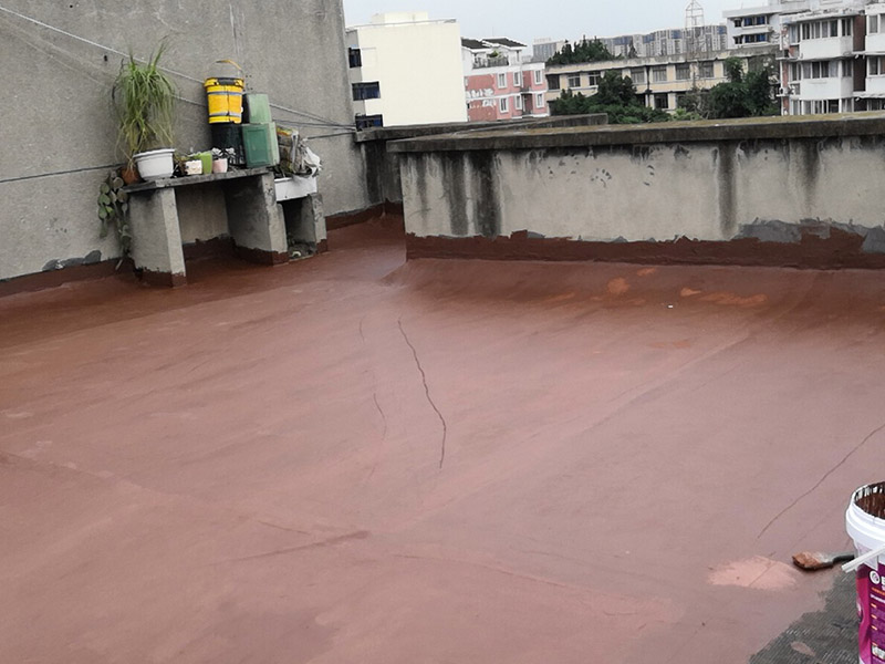 樓頂屋面防水涂刷：1．在干燥表基面上施工防水涂料前應(yīng)先濕潤(rùn)基du面至無(wú)明水為準(zhǔn)，若基面潮濕但無(wú)明水可直接施工。2．按配比先將防水漿料乳液倒入拌料桶中，然后再將粉料倒入，充分?jǐn)嚢柚辆鶆?、無(wú)料粒糊狀，靜置十分鐘后再攪拌一下，效果更佳。3．用毛刷或滾刷直接將膠漿涂刷在基面上，待第一層完全干透后（約2小時(shí)或手擦不粘為準(zhǔn)），再涂刷第二遍，兩遍的涂刷方向應(yīng)交錯(cuò)。