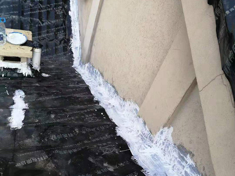 屋頂瓦房鋪防水卷材：1.可以在房子上面鋪上防雨布。2.最好是在瓦下面刷上防雨的材料，之后再鋪瓦。3.可以做防水吊頂。4.傳統(tǒng)的防水補漏。