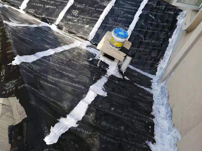 屋頂瓦房鋪防水卷材：1.可以在房子上面鋪上防雨布。2.最好是在瓦下面刷上防雨的材料，之后再鋪瓦。3.可以做防水吊頂。4.傳統(tǒng)的防水補漏。