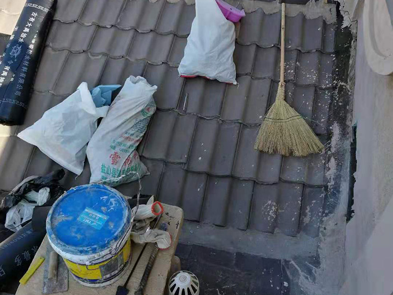 屋頂瓦房鋪防水卷材：1.可以在房子上面鋪上防雨布。2.最好是在瓦下面刷上防雨的材料，之后再鋪瓦。3.可以做防水吊頂。4.傳統(tǒng)的防水補漏。