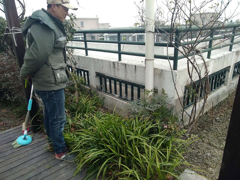 屋頂露臺(tái)看現(xiàn)場(chǎng)：如果防水師傅沒(méi)有檢驗(yàn)基層，直接就刷防水涂料的話(huà)，那么基層比較差，后期肯定會(huì)發(fā)生滲漏問(wèn)題的。當(dāng)然，有的朋友會(huì)說(shuō)，即便發(fā)生這種情況，后果也是該師傅來(lái)承擔(dān)的。但事實(shí)上，真的沒(méi)有人會(huì)希望發(fā)生問(wèn)題，畢竟在出現(xiàn)問(wèn)題之后，會(huì)給自己生活帶來(lái)很大的麻煩。