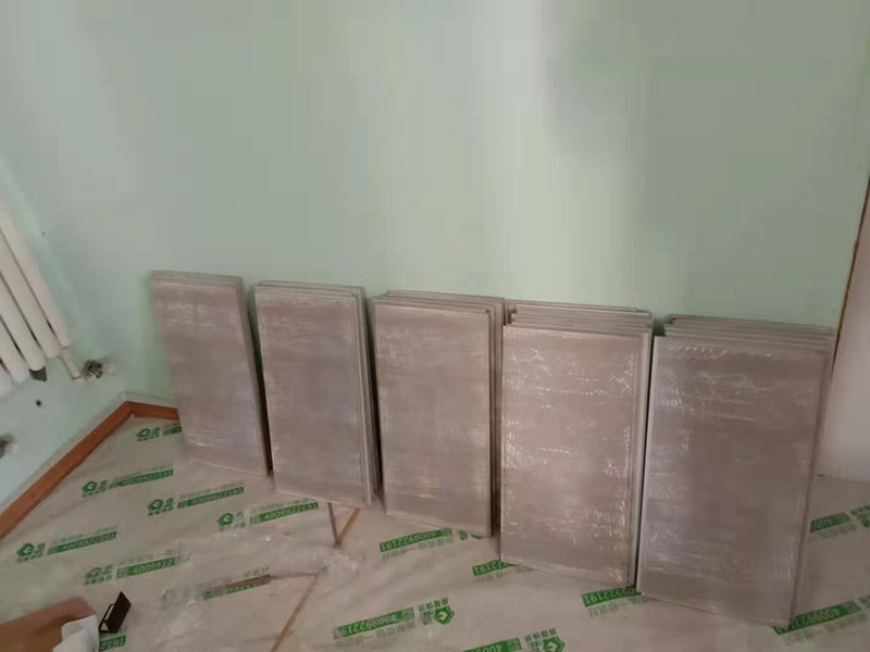 廚房貼瓷磚維修：貼磚之前你的用大盆將瓷磚浸泡12小時(shí)然后再拿到蔭涼出放置12小時(shí)；地面抄平完畢，做好地面防水及防水保護(hù)層。做好水電管線已安裝，并堵實(shí)抹平腳手眼和管洞等。臉盆架、鏡卡、管卡、水箱、煤氣等應(yīng)埋好防腐木磚，位置準(zhǔn)確。然后將殘存在基層的砂漿粉渣、灰塵、油污等清理干凈，并提前澆水濕潤。 待底層灰六、七層干時(shí)，按圖紙要求，面磚規(guī)格及實(shí)際條件進(jìn)行排磚、彈線。刮平，隨抹隨自上而下粘貼面磚，要求砂漿飽滿，虧灰時(shí)，取下重貼，并隨時(shí)用靠尺檢查平整度，同時(shí)保證縫隙寬度一致貼完經(jīng)自檢無空鼓、不平、不直后，用棉紗擦干凈，用白水泥漿或拍干水泥擦縫，用布將縫內(nèi)的素漿擦勻，磚面擦干凈。