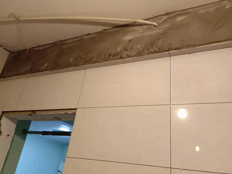 廚房貼瓷磚維修：貼磚之前你的用大盆將瓷磚浸泡12小時(shí)然后再拿到蔭涼出放置12小時(shí)；地面抄平完畢，做好地面防水及防水保護(hù)層。做好水電管線已安裝，并堵實(shí)抹平腳手眼和管洞等。臉盆架、鏡卡、管卡、水箱、煤氣等應(yīng)埋好防腐木磚，位置準(zhǔn)確。然后將殘存在基層的砂漿粉渣、灰塵、油污等清理干凈，并提前澆水濕潤。 待底層灰六、七層干時(shí)，按圖紙要求，面磚規(guī)格及實(shí)際條件進(jìn)行排磚、彈線。刮平，隨抹隨自上而下粘貼面磚，要求砂漿飽滿，虧灰時(shí)，取下重貼，并隨時(shí)用靠尺檢查平整度，同時(shí)保證縫隙寬度一致貼完經(jīng)自檢無空鼓、不平、不直后，用棉紗擦干凈，用白水泥漿或拍干水泥擦縫，用布將縫內(nèi)的素漿擦勻，磚面擦干凈。