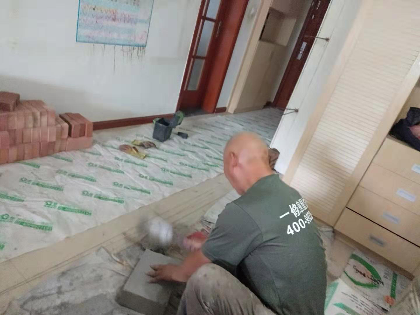 放線砌磚服務(wù)：砌墻宜采用一鏟灰、一塊磚、一擠揉的砌磚法。通常包括抄平、放線、擺磚樣、立皮數(shù)桿、掛準(zhǔn)線、鋪灰、砌磚等工序。如果是清水墻體，還要進(jìn)行勾縫。未成形的墻體上方，會(huì)吊著數(shù)根細(xì)線。這是用來保證墻面主縫垂直，不游丁走縫，當(dāng)砌完一步架高時(shí)，宜每隔2m水平間距，在丁磚立楞位置彈兩道垂直立線，可以分段控制游丁走縫。