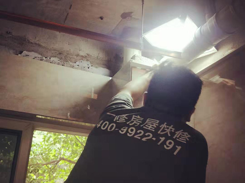 全屋裝修翻新：1、墻面翻新 老房裝修翻新不能隨便的去拆墻體，很多人覺得只有承重墻才不能隨便拆改，其實(shí)非承重墻也不可以隨便拆改，雖然是次要的承重，但是它也能起到支撐作用，所以要視情況而定，能不拆的盡量不要去拆。 2、地面翻新 很多業(yè)主覺得地板翻新，找個(gè)師傅把破壞的地板進(jìn)行打磨就可以，然后進(jìn)行打蠟保養(yǎng)就可以了。其實(shí)并不是這樣的，有些地板不能翻新，比如：強(qiáng)化復(fù)合地板，是不可以翻新，有破壞的地板，需要更換新的。 3、水電改造 水電改造是比較復(fù)雜的工程，很多業(yè)主覺得實(shí)用那么長(zhǎng)時(shí)間都沒有出問題，然后就覺得不需要改，這是錯(cuò)誤的想法，水電關(guān)系到我們的生命安全。在翻新前要先檢查，然后根據(jù)情況進(jìn)行改造，老房布局很多都是不合理的。使用時(shí)間久了容易老化，水電一定要進(jìn)行整改，因?yàn)樗请[蔽工程，避免日后帶來不必要的麻煩。 4、門窗改造 很多人為了節(jié)省一些費(fèi)用，然后就沒有更換門窗，后來你會(huì)發(fā)現(xiàn)并沒有省下錢。門窗隱患是沒有那么容易看出的，因此要找專業(yè)的師傅檢查，然后確定需不需要更換。