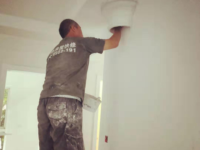 全屋裝修翻新：1、墻面翻新 老房裝修翻新不能隨便的去拆墻體，很多人覺得只有承重墻才不能隨便拆改，其實(shí)非承重墻也不可以隨便拆改，雖然是次要的承重，但是它也能起到支撐作用，所以要視情況而定，能不拆的盡量不要去拆。 2、地面翻新 很多業(yè)主覺得地板翻新，找個(gè)師傅把破壞的地板進(jìn)行打磨就可以，然后進(jìn)行打蠟保養(yǎng)就可以了。其實(shí)并不是這樣的，有些地板不能翻新，比如：強(qiáng)化復(fù)合地板，是不可以翻新，有破壞的地板，需要更換新的。 3、水電改造 水電改造是比較復(fù)雜的工程，很多業(yè)主覺得實(shí)用那么長(zhǎng)時(shí)間都沒有出問題，然后就覺得不需要改，這是錯(cuò)誤的想法，水電關(guān)系到我們的生命安全。在翻新前要先檢查，然后根據(jù)情況進(jìn)行改造，老房布局很多都是不合理的。使用時(shí)間久了容易老化，水電一定要進(jìn)行整改，因?yàn)樗请[蔽工程，避免日后帶來不必要的麻煩。 4、門窗改造 很多人為了節(jié)省一些費(fèi)用，然后就沒有更換門窗，后來你會(huì)發(fā)現(xiàn)并沒有省下錢。門窗隱患是沒有那么容易看出的，因此要找專業(yè)的師傅檢查，然后確定需不需要更換。