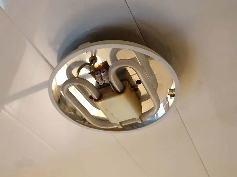 浴室燈維修：用吸盤把扣板吸下來，切忌用利器。照明旁邊的扣板可以輕松的被取了下來。然后取下照明燈的面板，無論是環(huán)形還是蝶形燈管，都可以用正常去燈管的方法去掉。把新入手的燈管按照卡子的方向一一卡上去，上電源插座。將燈罩按照之前的順序裝上。將剩下的面板按照拆下的順序再裝上，就完成了。