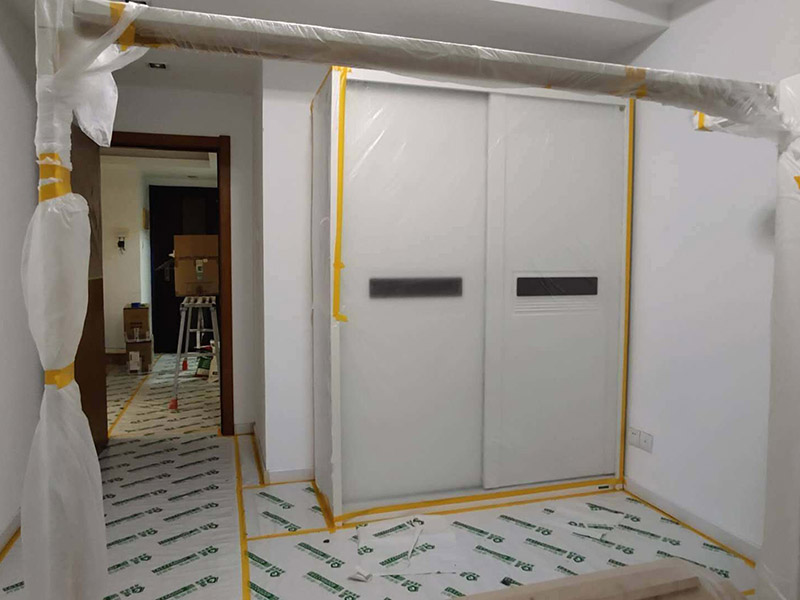 全屋翻新成品保護：成品保護的一般方法主要有：“蓋、遮、圍、堵、包、綁”。對于不同類型的物品，保護的方法是完全不同的。地面工程覆蓋保護，這類就是蓋。采取搭棚等措施對成品進行遮護，就是遮。將有關(guān)排水、電氣等管道事先進行封堵，防止雜物、泥土等堵塞孔道就是堵；對成品進行有關(guān)包裹工作，如采用泡沫板、布條、設(shè)備包裝箱等就是包。