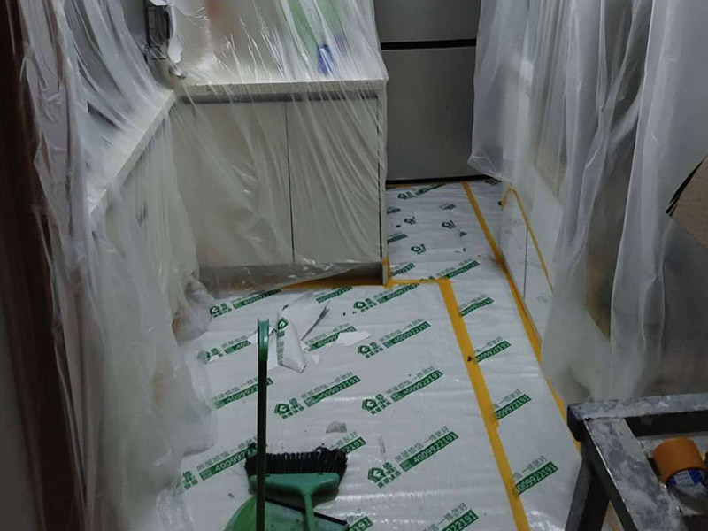 全屋翻新成品保護：成品保護的一般方法主要有：“蓋、遮、圍、堵、包、綁”。對于不同類型的物品，保護的方法是完全不同的。地面工程覆蓋保護，這類就是蓋。采取搭棚等措施對成品進行遮護，就是遮。將有關(guān)排水、電氣等管道事先進行封堵，防止雜物、泥土等堵塞孔道就是堵；對成品進行有關(guān)包裹工作，如采用泡沫板、布條、設(shè)備包裝箱等就是包。