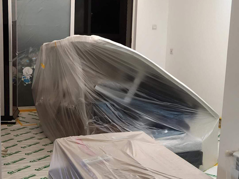 全屋翻新成品保護：成品保護的一般方法主要有：“蓋、遮、圍、堵、包、綁”。對于不同類型的物品，保護的方法是完全不同的。地面工程覆蓋保護，這類就是蓋。采取搭棚等措施對成品進行遮護，就是遮。將有關(guān)排水、電氣等管道事先進行封堵，防止雜物、泥土等堵塞孔道就是堵；對成品進行有關(guān)包裹工作，如采用泡沫板、布條、設(shè)備包裝箱等就是包。