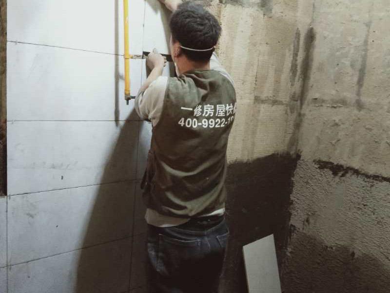 廚衛(wèi)墻面防水貼磚：衛(wèi)生間的防水工作流程，都是在地面用水泥砂漿找平一次，等它干透后再做防水。那些詢問做完防水能不能馬上貼瓷磚的業(yè)主，首先要搞清楚，防水不是只做一遍就可以的。一般的防水施工要做2到3遍，而且防水的順序也是有講究的，比如，要先做完墻面防水再貼墻磚，其次才可以做地面防水，再貼地磚。因為地面經(jīng)常會踩來踩去，地面防水如果先做了會很容易踩壞。