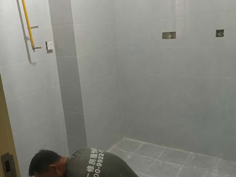 廚衛(wèi)墻面防水貼磚：衛(wèi)生間的防水工作流程，都是在地面用水泥砂漿找平一次，等它干透后再做防水。那些詢問做完防水能不能馬上貼瓷磚的業(yè)主，首先要搞清楚，防水不是只做一遍就可以的。一般的防水施工要做2到3遍，而且防水的順序也是有講究的，比如，要先做完墻面防水再貼墻磚，其次才可以做地面防水，再貼地磚。因為地面經(jīng)常會踩來踩去，地面防水如果先做了會很容易踩壞。