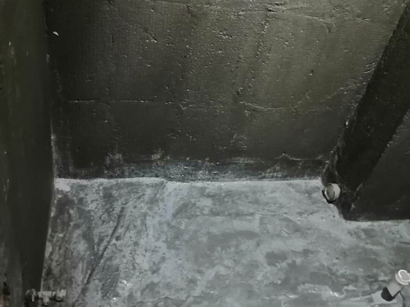 廚衛(wèi)墻面防水貼磚：衛(wèi)生間的防水工作流程，都是在地面用水泥砂漿找平一次，等它干透后再做防水。那些詢問做完防水能不能馬上貼瓷磚的業(yè)主，首先要搞清楚，防水不是只做一遍就可以的。一般的防水施工要做2到3遍，而且防水的順序也是有講究的，比如，要先做完墻面防水再貼墻磚，其次才可以做地面防水，再貼地磚。因為地面經(jīng)常會踩來踩去，地面防水如果先做了會很容易踩壞。