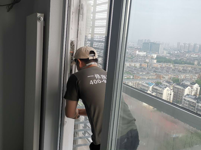 窗戶安裝維修：如果塑鋼窗開關都很困難，甚至有打不開的情況，檢查一下是不是變形了，或者是因為窗框上面的螺絲掉了，如果是螺絲掉了，可以換一個螺絲重新固定。如果塑鋼窗排水不暢，軌道里總是積了很多水，看看排水孔是不是被什么堵塞了，或者是軌道里面有沒有垃圾，將這些地方疏通一下就可以了。塑鋼窗受到臟東西的侵蝕很容易被銹蝕，空了經(jīng)常擦擦窗框，打掃一下軌道里面的雜物，保持它的干燥光亮，就可以延長它的壽命，用起來也輕松。