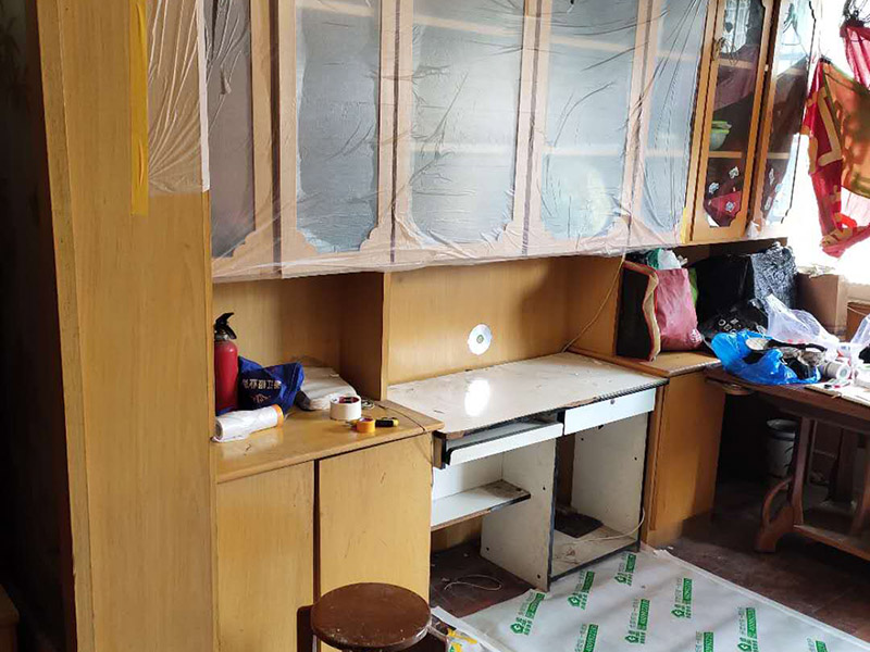 家具成品保護：1、做好入戶門保護 　　各類裝修物料的進場、建筑裝修的清理都必須經(jīng)過入戶門。在對物品進行搬運時，難免會與入戶門發(fā)生磕碰及摩擦。因此，在進行成品保護時，我們首先要做好入戶門的保護。 　　建議，在裝修開工前知道家具家電進場，都應當使用成品保護膜將入戶門進行包裹。 　　2、做好水電改造期間的成品保護 　　水電改造是基礎裝修，水電裝修的質(zhì)量好壞，直接決定著后期的施工和使用。因此，在進行水電改造時，同樣需要做好成品保護工作。水電改造完成后，應當對各種管線進行規(guī)范的固定，以防脫落;對裸露的線頭要進行包裹，以防發(fā)生觸電的危險;做好地面裸線管的固定和保護，防止被踩壞。同時，在搬運物料時，也不要破壞地面鋪設的管線。 　　3、做好瓷磚、地板的鋪貼保護 　　進行裝修施工時，磁環(huán)邊鋪邊勾縫，在崗鋪設的瓷磚、地板上堆放雜物、走動踩踏，地板沒有使用成品保護膜覆蓋等都會影響瓷磚及地板的鋪貼效果，使瓷磚出現(xiàn)施工質(zhì)量問題。
