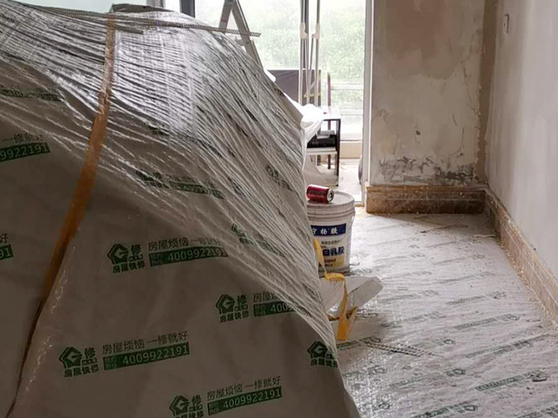 墻面翻新裝修：首先在做翻新的時候一定要把之前的墻面給處理干凈，粉化嚴(yán)重的一定要鏟除干凈。由于之前的墻面有刷過油漆和乳膠漆，所在做完鏟除后一定要做打磨處理，將原來墻體上的結(jié)實(shí)的表皮及浮沉全部清理掉，如果說墻體出現(xiàn)小部分的凹陷以及裂縫的話可以用膩?zhàn)由晕⑻钛a(bǔ)一下。 清理干凈的墻面一定要刷一道底漆，墻面底漆的主要作用就是抗堿防潮、封固基材、保護(hù)面漆、提高面漆的質(zhì)量以及遮蓋力。尤其是對老房子進(jìn)行翻新的時候底漆是特別的重要，如果說是直接的上面漆的話墻面就很容易起泡發(fā)霉，時間不久后就會再一次出現(xiàn)脫落現(xiàn)象，不能重蹈覆轍。在修補(bǔ)的過程中要是沒有做到全面，并且上漆過程已經(jīng)做了的話那就會顯得相當(dāng)?shù)穆闊?，上漆工程完成后的話再對沒有修補(bǔ)到的地方進(jìn)行修補(bǔ)的話就會很難達(dá)到預(yù)想效果。 在上面漆之前要裝油漆按照漆桶的說明配比及涂刷，要準(zhǔn)備足夠的量，保證顏色的相同，不要因?yàn)榱可偃绷亢髞磉M(jìn)行后補(bǔ)，這樣很容易發(fā)生色差的問題。刷面漆時要選擇質(zhì)量好的刷漆滾筒，這樣刷出來的質(zhì)地才會更加的均勻好看。刷完漆之后要注意通風(fēng)問題，因?yàn)橄♂寗┲械亩妆匠煞謺c乳膠漆中的成分發(fā)生化學(xué)反應(yīng)導(dǎo)致墻面泛黃。