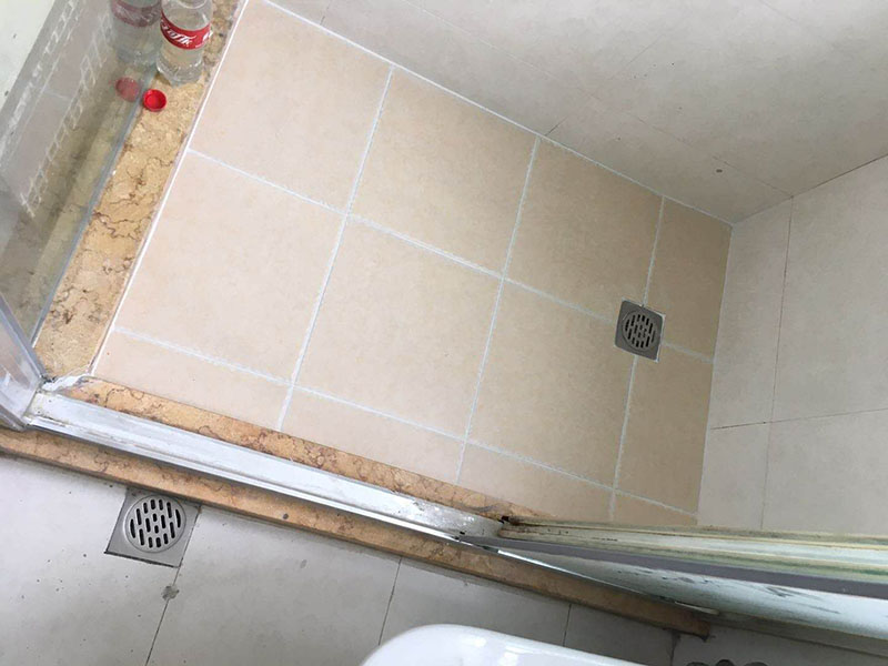 衛(wèi)生間裝修改造:既然是改造，肯定是對衛(wèi)生間的格局或是衛(wèi)浴設施、地磚、墻磚等地方不滿意，但在改造之前你需要將這些不滿意的地方進行拆除，且拆除之后的垃圾也要及時清理，避免阻礙施工進程。將不需要或是不滿意的地方進行拆除后，留下的成品需要進行施工保護，防止磕碰到，還可防止被上面的重物或是棱角碰壞。水電改造可謂是改造衛(wèi)生間的重點，衛(wèi)生間原有的水電路管線往往有許多不合理的布局，所以在改造過程中要對原有的水電路進行徹查，看是否存在銹蝕、老化等情況，若有，則需要更換新的電路、水路，如果線路良好，且沒有多大的問題，則只需要添加刪減線路就可以了。同時在改造的時候最好能做到以后維修和保養(yǎng)都比較方便，然后將其做好隱蔽處理。