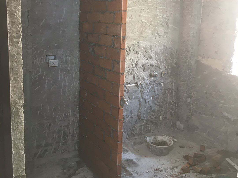 衛(wèi)生間裝修改造:既然是改造，肯定是對衛(wèi)生間的格局或是衛(wèi)浴設施、地磚、墻磚等地方不滿意，但在改造之前你需要將這些不滿意的地方進行拆除，且拆除之后的垃圾也要及時清理，避免阻礙施工進程。將不需要或是不滿意的地方進行拆除后，留下的成品需要進行施工保護，防止磕碰到，還可防止被上面的重物或是棱角碰壞。水電改造可謂是改造衛(wèi)生間的重點，衛(wèi)生間原有的水電路管線往往有許多不合理的布局，所以在改造過程中要對原有的水電路進行徹查，看是否存在銹蝕、老化等情況，若有，則需要更換新的電路、水路，如果線路良好，且沒有多大的問題，則只需要添加刪減線路就可以了。同時在改造的時候最好能做到以后維修和保養(yǎng)都比較方便，然后將其做好隱蔽處理。