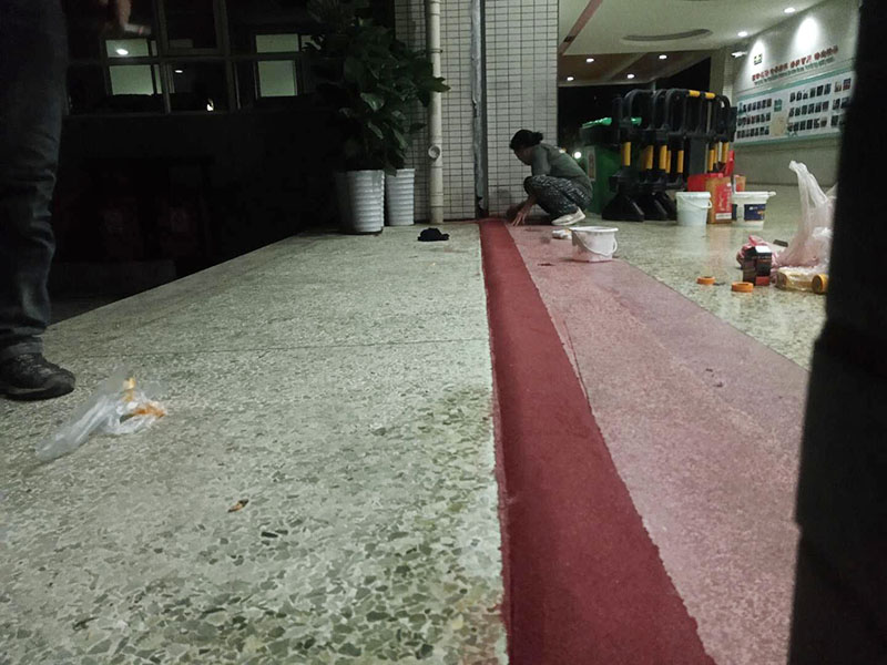 局部門檻修復(fù)：1.用高壓水槍將天然大理石裂紋處的碎石屑、雜質(zhì)沖洗干凈; 2.將基層漿料注射入天然大理石裂紋處,然后刮除多余基層漿料至基層漿料表面低于天然大理石表面1-2mm; 打磨、拋光步驟3)中填充后的表層漿料至與天然大理石表面齊平,然后整體拋光處理即可。