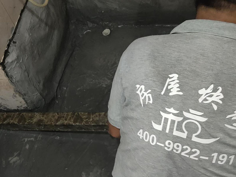 廁所貼磚維修：最重要的地方就是基層找平。其實不管怎么貼，墻面找平都是少不了的。畢竟不平的墻面，會影響后續(xù)的施工，而且鋪設(shè)好的瓷磚在使用一段時間過后，出現(xiàn)開裂的情況。在找平的時候，有突起的部分，要進行打磨一直到平整為止。如有裂縫、孔洞還可以進行修補。 在墻面修補平整之后，就可以開始粘貼瓷磚了。但是在施工前，一定要做好輔助線。不管是墻面還是地面的施工，都要打好輔助線，才能進行瓷磚的鋪設(shè)。尤其是對于沒有經(jīng)驗的新手，有輔助線作為參考，會鋪設(shè)的更為垂直、更為平整，鋪設(shè)的效果，會大大的增加哦！ 可以開始鋪設(shè)瓷磚了，但是要注意鋪設(shè)的平整。如果是墻面的鋪設(shè)，那么就要從下往上施工，在瓷磚的背面，抹上攪拌好的泥漿，粘貼在墻面上，然后用膠錘或者鏟柄敲打，這樣會粘合的更牢靠一些。只要按照第一塊往上排即可，但是要注意參考輔助線，不要出現(xiàn)扭曲的情況。