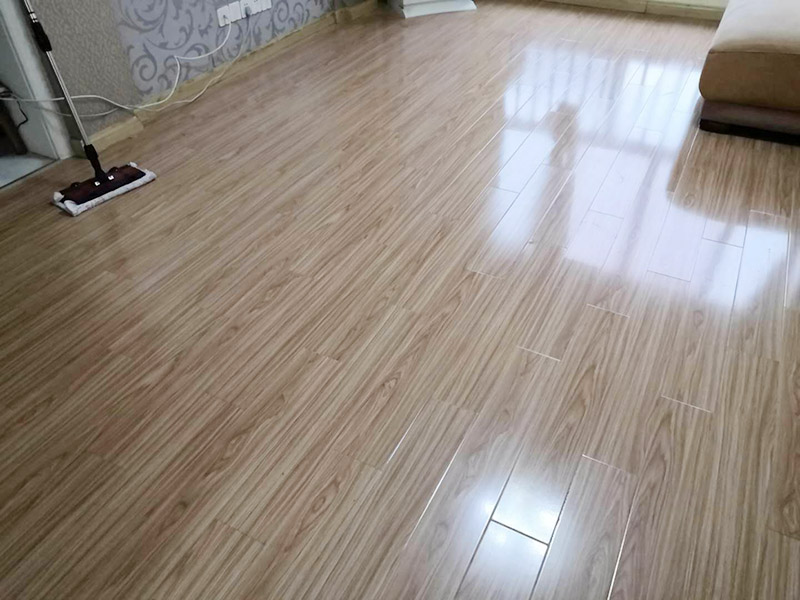 客廳木地板換新:基層清理→涂刷底膠→彈線、找平→鉆孔、安裝預(yù)埋件→安裝毛地板、找平、刨平→釘術(shù)地板、找平、刨平→釘踢腳板→刨光、打磨→油漆→上蠟。 1. 實(shí)鋪地板要先安裝地龍骨,然后再進(jìn)行木地板的鋪裝。 2. 龍骨的安裝方法:應(yīng)先在地面做預(yù)埋件,以固定木龍骨,預(yù)埋件為螺栓及鉛絲,預(yù)埋件間距為800毫米,從地面鉆孔下入。 3. 木地板的安裝方法：實(shí)鋪實(shí)木地板應(yīng)有基面板,基面板使用大芯板。 4. 地板鋪裝完成后,先用刨子將表面刨平刨光,將地板表面清掃干凈后涂刷地板漆,進(jìn)行拋光上蠟處理。