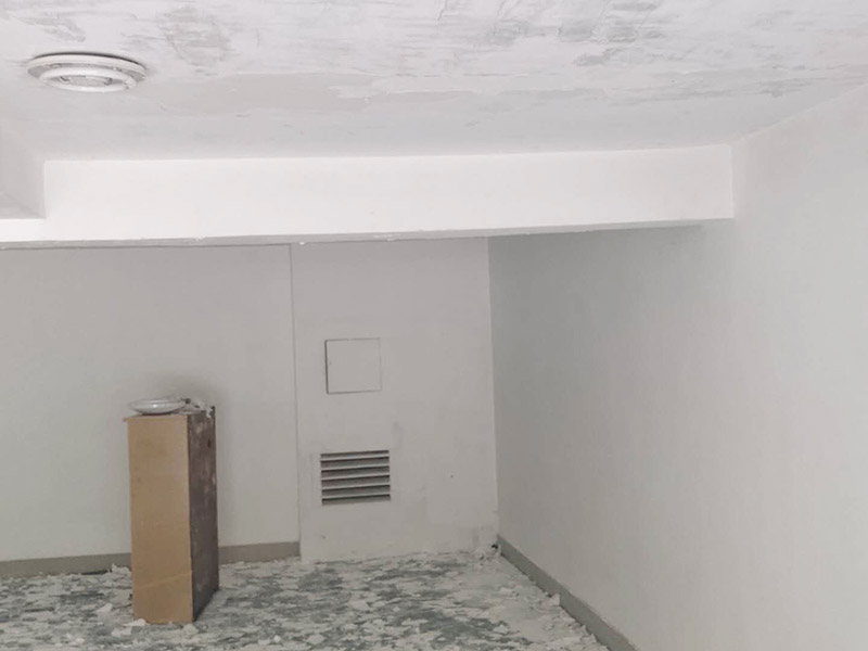 墻面基層清理：舊墻面基層處理相對新墻面較為復雜?，F(xiàn)在將舊墻上的裝飾物去掉，然后將舊墻上的灰塵、油污等清理干凈。對于舊墻面上裂紋脫落的地方，可以用水泥砂漿進行其修復，進行墻面的拉毛壓扁處理。 若老墻有霉變，說明墻的初期防水工程做得不好。墻體翻新時，應先進行墻體的防水施工。用鋼絲刷或鐵鍬將舊墻面的變色退色粉漆清洗干凈，并用清水沖洗干凈。烘干后，對墻面進行修補和拋光。為了保證墻面的平整度，不影響墻面的二次施工。 如果舊的墻面漆膜在涂裝后保存完好，那么用清水將墻面上的污漬清洗干凈，直接進行墻面裝飾施工。