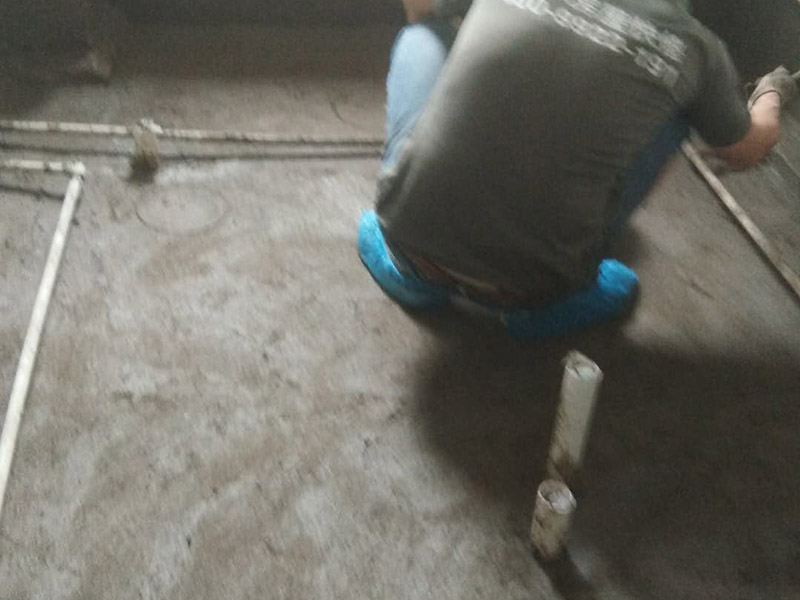 衛(wèi)生間拆除翻新裝修：首先，拆除瓷磚時(shí)要用電，而電是從客廳臨時(shí)拉的，為了避免在施工過(guò)程中發(fā)生觸電的現(xiàn)象，最好將電拉進(jìn)衛(wèi)生間內(nèi)。其次，舊房改造拆除瓷磚時(shí)可以用沖擊電鉆，這種工具方便快捷，可自由更換。但在使用前應(yīng)檢查其是否靈活，可以通過(guò)空轉(zhuǎn)一分鐘的方法進(jìn)行檢驗(yàn)。用完之后及時(shí)進(jìn)行清理。最后，梯子也是必不可少的工具之一，它可以幫助工人拆掉處于高處的瓷磚，還可以架起臨時(shí)插座。 用具的拆除，這一工程根據(jù)施工工人工作的習(xí)慣，有兩種拆除方式，可以提前將其拆除，也可以在拆磚的過(guò)程中同時(shí)進(jìn)行。但并不是所有的用具都可以提前拆除，馬桶必須在瓷磚拆除之后才可以拆掉，要不然掉落的瓷磚會(huì)砸壞馬桶。用具拆除后，應(yīng)將露出的電線接口用絕緣的東西綁住。