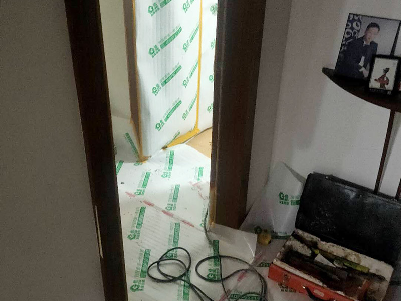 衛(wèi)生間拆除裝修:首先，拆除瓷磚時(shí)要用電，而電是從客廳臨時(shí)拉的，為了避免在施工過(guò)程中發(fā)生觸電的現(xiàn)象，最好將電拉進(jìn)衛(wèi)生間內(nèi)。其次，舊房改造拆除瓷磚時(shí)可以用沖擊電鉆，這種工具方便快捷，可自由更換。但在使用前應(yīng)檢查其是否靈活，可以通過(guò)空轉(zhuǎn)一分鐘的方法進(jìn)行檢驗(yàn)。用完之后及時(shí)進(jìn)行清理。最后，梯子也是必不可少的工具之一，它可以幫助工人拆掉處于高處的瓷磚，還可以架起臨時(shí)插座。 用具的拆除，這一工程根據(jù)施工工人工作的習(xí)慣，有兩種拆除方式，可以提前將其拆除，也可以在拆磚的過(guò)程中同時(shí)進(jìn)行。但并不是所有的用具都可以提前拆除，馬桶必須在瓷磚拆除之后才可以拆掉，要不然掉落的瓷磚會(huì)砸壞馬桶。用具拆除后，應(yīng)將露出的電線接口用絕緣的東西綁住。