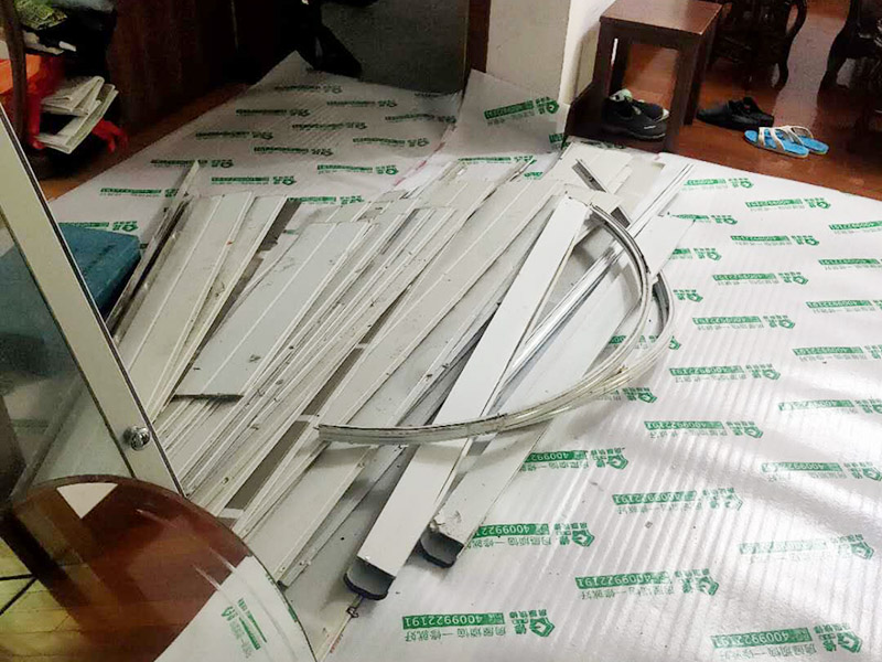 衛(wèi)生間拆除裝修:首先，拆除瓷磚時(shí)要用電，而電是從客廳臨時(shí)拉的，為了避免在施工過(guò)程中發(fā)生觸電的現(xiàn)象，最好將電拉進(jìn)衛(wèi)生間內(nèi)。其次，舊房改造拆除瓷磚時(shí)可以用沖擊電鉆，這種工具方便快捷，可自由更換。但在使用前應(yīng)檢查其是否靈活，可以通過(guò)空轉(zhuǎn)一分鐘的方法進(jìn)行檢驗(yàn)。用完之后及時(shí)進(jìn)行清理。最后，梯子也是必不可少的工具之一，它可以幫助工人拆掉處于高處的瓷磚，還可以架起臨時(shí)插座。 用具的拆除，這一工程根據(jù)施工工人工作的習(xí)慣，有兩種拆除方式，可以提前將其拆除，也可以在拆磚的過(guò)程中同時(shí)進(jìn)行。但并不是所有的用具都可以提前拆除，馬桶必須在瓷磚拆除之后才可以拆掉，要不然掉落的瓷磚會(huì)砸壞馬桶。用具拆除后，應(yīng)將露出的電線接口用絕緣的東西綁住。