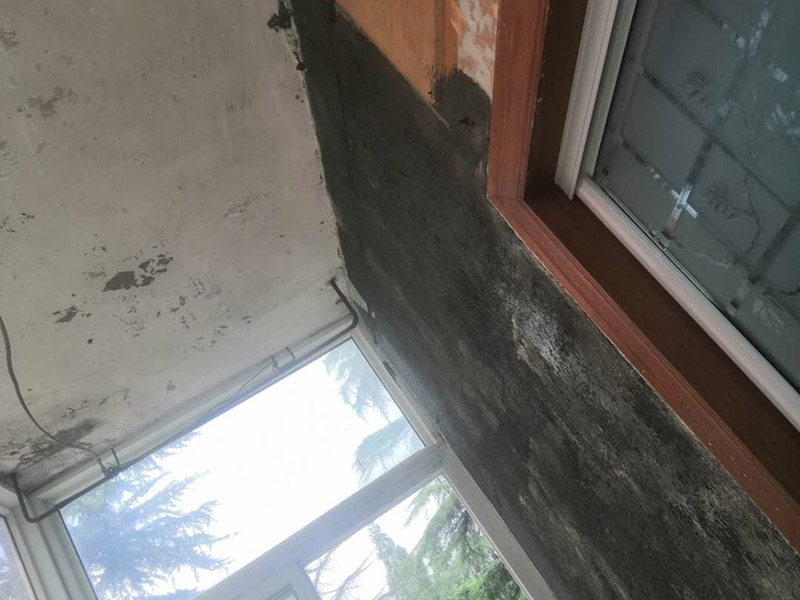 陽臺墻面修補翻新：陽臺地面的防水，第一就是要確保地面有一定的坡度向排水口傾斜。第二就是要確保陽臺和客廳至少要有2-3公分的高度差。接著，我們一起來看下陽臺防水如何先材與施工。陽臺防水我們可以選用通用型GS防水涂料或柔韌型防水JS防水涂料，也可以兩種交叉配合使用，防水都能達到理想效果。 特別是南方，陽臺窗的施工質(zhì)量，通常是您家庭能否安然度過臺風(fēng)季度的關(guān)鍵所在。陽臺窗的防水，第一要重視窗的質(zhì)量，密封性要好。防水框的里外向不要搞錯。