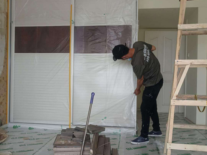 舊房裝修成品保護(hù)：在施工過(guò)程中，有bai些分項(xiàng)、分部工程已經(jīng)完成，其du他工zhi程尚在施工，或者某些部位已經(jīng)完成，其他部位正在施工，如果對(duì)已完成的成品，不采取妥善的措施加以保護(hù)，就會(huì)造成損傷，影響質(zhì)量。這樣，不僅會(huì)增加修補(bǔ)工作量，浪費(fèi)工料，拖延工期；更嚴(yán)重的是有的損傷難以恢復(fù)到原料，成為永久性的缺陷。因此，搞好成品保護(hù)，是一項(xiàng)關(guān)系到確保工程質(zhì)量、降低工程成本，按期竣工的重要環(huán)節(jié)。