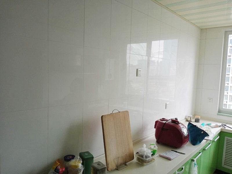 廚房瓷磚修補(bǔ)：方法1、可以使用細(xì)砂紙沾水小心的磚面進(jìn)行打磨，可以取到一些效果。一定要沾水進(jìn)行。此方法對磚面細(xì)小的劃傷可以取到很好的效果。方法2、有時(shí)舊瓷磚破損只有一、二塊，而原來的水泥砂漿又很難鑿掉或鑿毛。這時(shí)只得使用環(huán)氧樹脂膠(膠)在瓷磚背面及水泥墻面上分別涂上薄薄的一層，再用力壓貼，就能保證換上的新瓷磚與周圍瓷磚齊平了。方法3、舊瓷磚仍然完好，只不過與其他飾面交接處脫開，修補(bǔ)時(shí)應(yīng)將接縫處的砂灰剔除干凈，并注入環(huán)氧樹脂膠粘劑，干后再在接縫處用防水柔性嵌縫材料(如玻璃膠)進(jìn)行嵌補(bǔ)。方法4、沿瓷磚四周邊緣清除嵌縫白水泥，并用小鑿子仔細(xì)地拆除損壞瓷磚，如四周瓷磚粘貼得很牢，又不想將四周瓷磚都換下，則可用裁玻璃的刻畫瓷磚的中間，將中間那部分瓷磚先鑿下來，然后用較鋒利的鋼鑿慢慢地將四周邊緣的碎瓷塊修理干