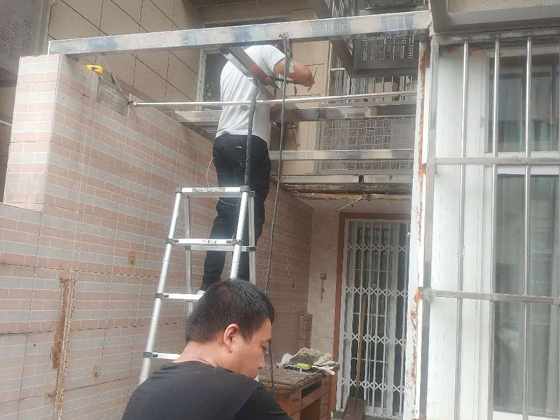 頂棚安裝維修：首先應(yīng)在墻面彈出標(biāo)高線,在墻的兩端固定壓線條,用水泥釘與墻面固定牢固。 依據(jù)設(shè)計標(biāo)高，沿墻面四周彈線，作為頂棚安裝的標(biāo)準(zhǔn)線，其水平允許偏差±5毫米。      遇藻井吊頂時,應(yīng)從下固定壓條,陰陽角用壓條連接。注意預(yù)留出照明線的出口。吊頂面積大時,應(yīng)在中間鋪設(shè)龍骨。      吊點間距應(yīng)當(dāng)復(fù)驗，一般不上人吊頂為1200~1500毫米，上人吊頂為900~1200毫米。      面板安裝前應(yīng)對安裝完的龍骨和面板板材進行檢查，符合要求后再進行安裝。