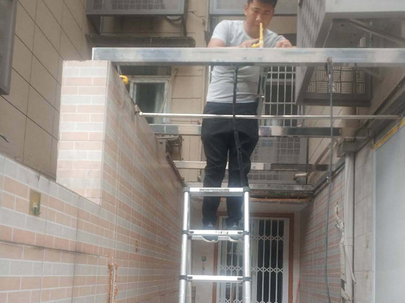 頂棚安裝維修：首先應(yīng)在墻面彈出標(biāo)高線,在墻的兩端固定壓線條,用水泥釘與墻面固定牢固。 依據(jù)設(shè)計標(biāo)高，沿墻面四周彈線，作為頂棚安裝的標(biāo)準(zhǔn)線，其水平允許偏差±5毫米。      遇藻井吊頂時,應(yīng)從下固定壓條,陰陽角用壓條連接。注意預(yù)留出照明線的出口。吊頂面積大時,應(yīng)在中間鋪設(shè)龍骨。      吊點間距應(yīng)當(dāng)復(fù)驗，一般不上人吊頂為1200~1500毫米，上人吊頂為900~1200毫米。      面板安裝前應(yīng)對安裝完的龍骨和面板板材進行檢查，符合要求后再進行安裝。