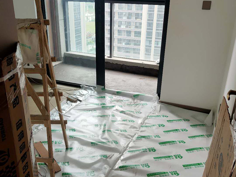 陽臺(tái)家具地面保護(hù):門扇安裝完畢后，采用普通塑料保護(hù)膜，同時(shí)用紙板包裹； 門扇、鎖具安裝完畢后，將門扇鎖緊； 門框下段部分必須用9厘夾板做“U”型護(hù)角保護(hù)處理，高度不小于1.5m，護(hù)板內(nèi)應(yīng)加襯泡沫等軟質(zhì)保護(hù)，防止擦傷。 安裝完畢后，用塑料布或戶內(nèi)門包裝內(nèi)的PE片材、瓦楞紙板等現(xiàn)有材料對(duì)門扇、門套進(jìn)行包裹、遮蓋保護(hù)；嚴(yán)禁撞擊門框扇及貼臉；門扇安裝后及時(shí)安裝門吸、門鎖； 安裝好的門扇不能長期處于開啟狀態(tài)，嚴(yán)禁在門扇懸掛重物；嚴(yán)禁硬物碰撞、避免將水弄到門上面； 門框下段部分必須用9厘夾板做“U”型護(hù)角保護(hù)處理，高度不小于1.5m，護(hù)板內(nèi)應(yīng)加襯泡沫等軟質(zhì)保護(hù)，防止擦傷； 室內(nèi)衛(wèi)生清理干凈后才能將保護(hù)膜撕開； 保潔時(shí)嚴(yán)禁用酒精之類油漆稀釋劑、脫漆松香水、二甲苯、清潔劑等溶液擦拭油漆表面，嚴(yán)禁使用鋼絲球和尖的物品以防劃傷油漆表面。